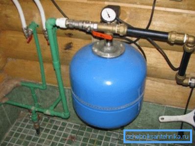 Hydroakumulátor stabilizuje tlak vo vodovodnom systéme. Hydroakumulátor stabilizuje tlak vo vodovodnom systéme.