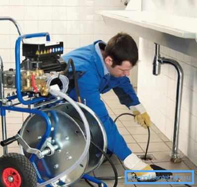 Hydrodynamické zariadenie na čistenie kanalizačných potrubí