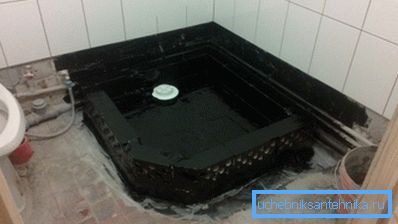 Hydroizolácia sprchovej kabíny bez palety s použitím bitúmenového tmelu Hydroizolácia sprchovej kabíny bez palety s použitím bitúmenového tmelu