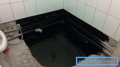 Hydroizolácia sa uskutočňuje s výzvou na stenách Hydroizolácia sa uskutočňuje s výzvou na stenách