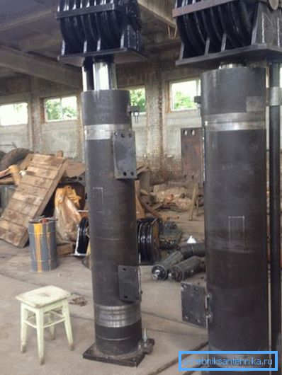Hydraulické valce kladivového zdvíhacieho stroja. Vnútorný tlak počas prevádzky je v stovkách atmosfér. Hydraulické valce kladivového zdvíhacieho stroja. Vnútorný tlak počas prevádzky je v stovkách atmosfér.