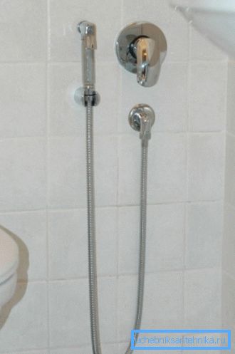 Hygienická sprcha zabudovaná do steny prakticky nezabezpečuje priestor, čo je obrovský prínos pri inštalácii v náročných podmienkach mestských toaliet Hygienická sprcha zabudovaná do steny prakticky nezabezpečuje priestor, čo je obrovský prínos pri inštalácii v náročných podmienkach mestských toaliet