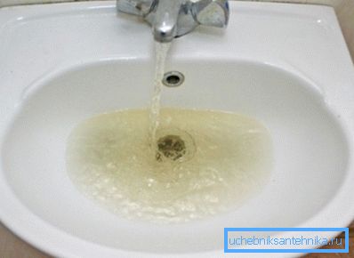 Znečistená voda môže spôsobiť škvrny na umývadle.
