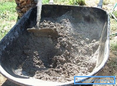 Obidva porcelánové a kameninové výrobky sú vyrobené z bieleho hliny, ale prvý, vďaka špeciálnym prísadám, má lepšie spotrebiteľské vlastnosti. Obidva porcelánové a kameninové výrobky sú vyrobené z bieleho hliny, ale prvý, vďaka špeciálnym prísadám, má lepšie spotrebiteľské vlastnosti.
