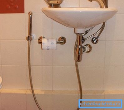 Niekedy je dážď namontovaný na obojstrannú pásku, eliminuje potrebu vyvŕtať steny. Niekedy je dážď namontovaný na obojstrannú pásku, eliminuje potrebu vyvŕtať steny.