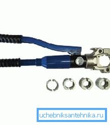Nástroj s hydraulickým pohonom. Nástroj s hydraulickým pohonom.