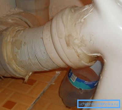 Použitie tesniaceho alebo silikónového tmelu umožňuje odstrániť len malé trhliny alebo praskliny, pri väčších chybách je potrebné použiť cement Použitie tesniaceho alebo silikónového tmelu umožňuje odstrániť len malé trhliny alebo praskliny, pri väčších chybách je potrebné použiť cement