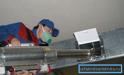 Prach a nečistota vychádzajú z tejto dierky. Prach a nečistota vychádzajú z tejto dierky.
