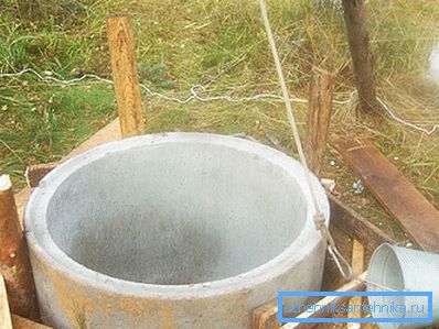 Zo stĺpika vyčistiť pôdu a zdvihnúť ju vedľa seba. Zo stĺpika vyčistiť pôdu a zdvihnúť ju vedľa seba.