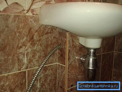 Hygienická sprcha je vyvedená z pod umývadlom.