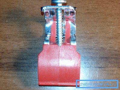 Výrobok z kovu a plastu v zväčšenom tvare. Výrobok z kovu a plastu v zväčšenom tvare.
