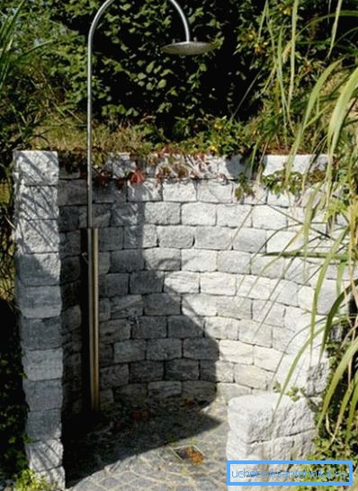 Kameň - je spoľahlivý a krásny, ale pomerne drahý a časovo náročný. Kameň - je spoľahlivý a krásny, ale pomerne drahý a časovo náročný.