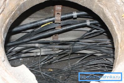 Odpadové vody s káblami v nej položené Odpadové vody s káblami v nej položené