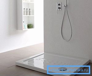 Keramická sprchová vanička 80x120 je dostatočne náročná, takže pre jej presné lepenie je lepšie zavolať pomocníkovi. Keramická sprchová vanička 80x120 je dostatočne náročná, takže pre jej presné lepenie je lepšie zavolať pomocníkovi.