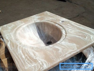 Porcelánové dlaždice je možné vyrábať s imitáciou onyxu, mramoru a iných drahých prírodných materiálov. Porcelánové dlaždice je možné vyrábať s imitáciou onyxu, mramoru a iných drahých prírodných materiálov.
