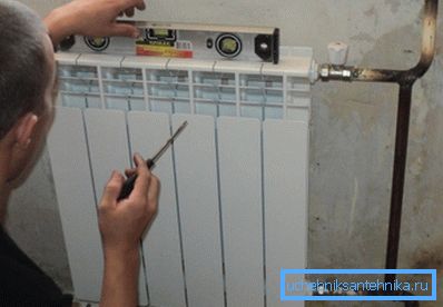 Klasická batéria dostáva tepelnú energiu z vody dodanej cez potrubie Klasická batéria dostáva tepelnú energiu z vody dodanej cez potrubie