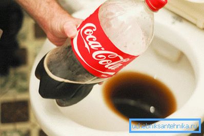 Coca-Cola očistí toaletu nie horšie ako mnohé rozpočtové prostriedky.
