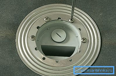 Prsteň lisuje list hydroizolačného materiálu Prsteň lisuje list hydroizolačného materiálu