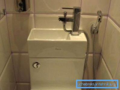 Kompaktný drez na nádrži so sprchovacím pripojením. Kompaktný drez na nádrži so sprchovacím pripojením.