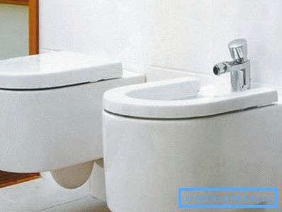 Bidet a toaleta v interiéri Bidet a toaleta v interiéri