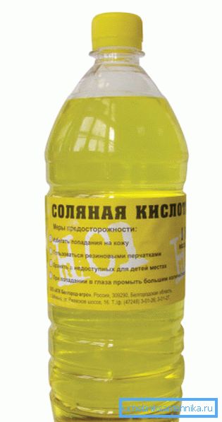 Koncentrovaná kyselina chlorovodíková sa predáva v plastovej fľaši. Koncentrovaná kyselina chlorovodíková sa predáva v plastovej fľaši.