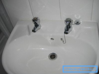 Kohútiky sú umiestnené tak, že nie je možné umyť ruky pod tečúcou vodou. Kohútiky sú umiestnené tak, že nie je možné umyť ruky pod tečúcou vodou.