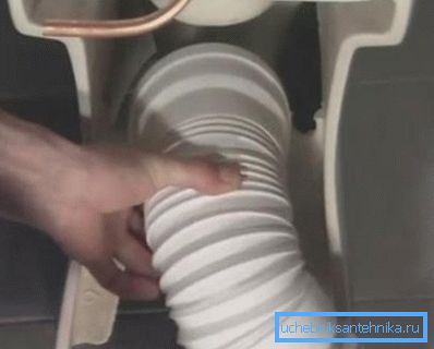 Upevnenie zvlnenia do zásuvky Upevnenie zvlnenia do zásuvky