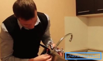 Namontujte mixér do umývadla Namontujte mixér do umývadla