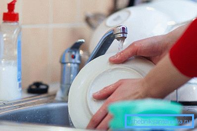 Kuchynský drez 40 cm až 40 cm úplne obklopuje znečistené nádoby určené na umývanie