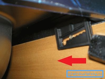 Ľahké poklepanie plastového držiaka sa posunie do konštrukčnej polohy. Ľahké poklepanie plastového držiaka sa posunie do konštrukčnej polohy.