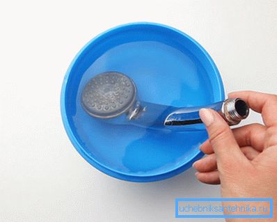 Zalievanie môže byť v roztoku octanu Zalievanie môže byť v roztoku octanu