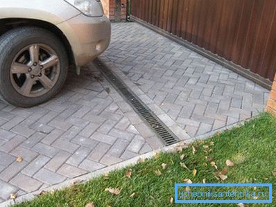 1212 Lineárna drenáž v prednej časti brány