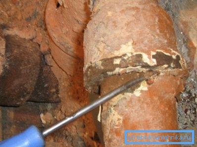 Nadbytočný materiál okolo zvonu jemne štiepi Nadbytočný materiál okolo zvonu jemne štiepi
