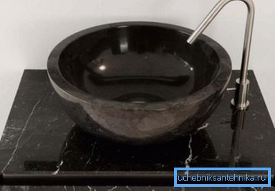Amatérske fotografie dokončenej stavby z mramoru na skrini z rovnakého materiálu Amatérske fotografie dokončenej stavby z mramoru na skrini z rovnakého materiálu