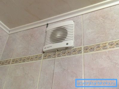 Amatérska fotografia ukončeného ventilačného systému s inštalovanými zariadeniami, ktoré nútia pohyb vzduchu Amatérska fotografia ukončeného ventilačného systému s inštalovanými zariadeniami, ktoré nútia pohyb vzduchu