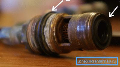 Umiestnenie gumových tesnení na zámkovom mechanizme zmiešavača v prípade poškodenia, ku ktorému sa takmer vždy vyskytuje chyba tohto typu Umiestnenie gumových tesnení na zámkovom mechanizme zmiešavača v prípade poškodenia, ku ktorému sa takmer vždy vyskytuje chyba tohto typu