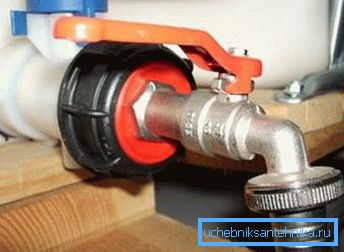 Kohútik na kovovú kocku na vodu s plastovým adaptérom Kohútik na kovovú kocku na vodu s plastovým adaptérom