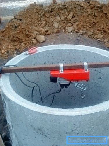 Mini zdvíhací mechanizmus na ťažbu plných vedier. Mini zdvíhací mechanizmus na ťažbu plných vedier.