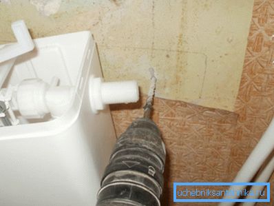 Inštalácia plastovej nádržky na povrch steny Inštalácia plastovej nádržky na povrch steny
