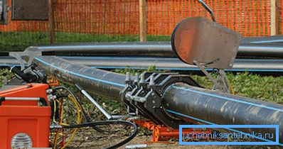Inštalácia polyetylénových inštalácií v chatovej osade. Inštalácia polyetylénových inštalácií v chatovej osade.