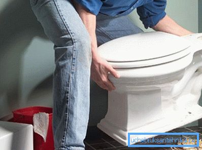 Inštalácia záchodovej misy - práca muža vyžadujúca fyzickú silu a technickú vynaliezavosť.
