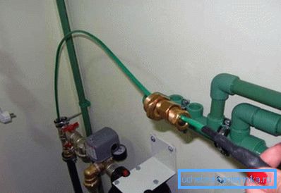 Pripojíme vykurovací kábel do potrubia Pripojíme vykurovací kábel do potrubia