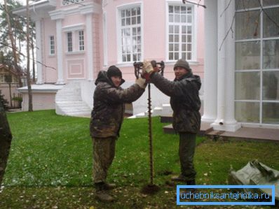 Môžete si prenajať malý ručný vrták a urobiť všetko sami (na fotografii) Môžete si prenajať malý ručný vrták a urobiť všetko sami (na fotografii)