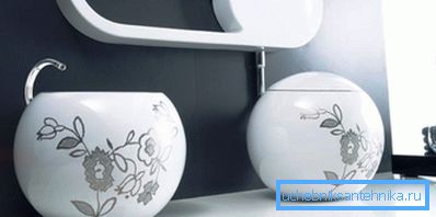 Na bočnej stene sa môže umiestniť elegantný vzor.