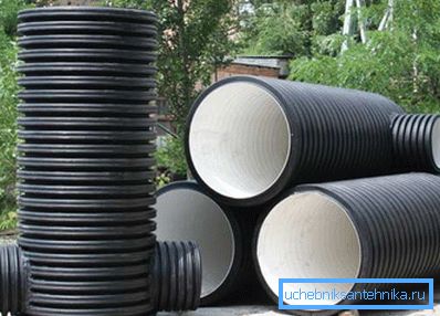 Na foto - zvlnené polyetylénové jamky. Môžu zaspať predtým odstránenú pôdu. Na foto - zvlnené polyetylénové jamky. Môžu zaspať predtým odstránenú pôdu.