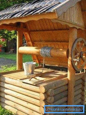 Na fotografii - studni s poklopom pod vrcholom Na fotografii - studni s poklopom pod vrcholom