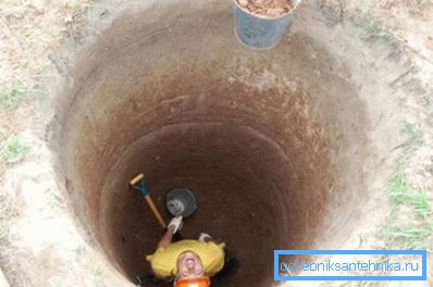 Na fotografii - proces vykopávania vrtu. Na fotografii - proces vykopávania vrtu.