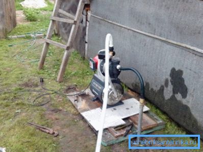Na fotografii - Habešská studňa s čerpacou stanicou Na fotografii - Habešská studňa s čerpacou stanicou
