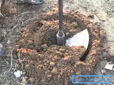 Vo foto - vrtanie studne pre vodu v predmestskej oblasti s domácim nástrojom Vo foto - vrtanie studne pre vodu v predmestskej oblasti s domácim nástrojom
