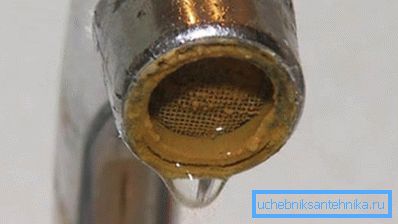 Fotografia zobrazuje charakteristickú žltú zrazeninu oxidov železa. Fotografia zobrazuje charakteristickú žltú zrazeninu oxidov železa.